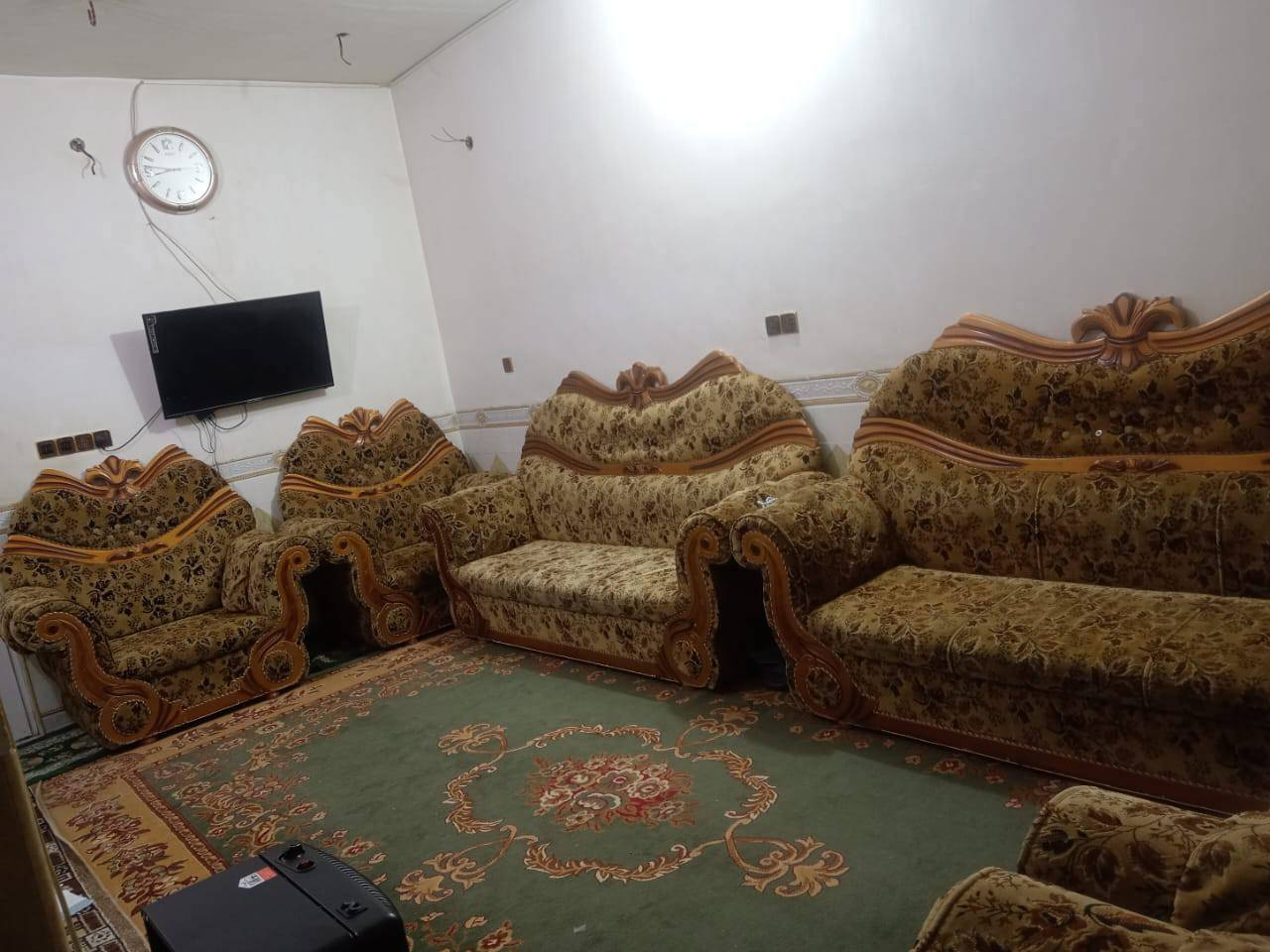 السلام عليكم
تخم رأسي للبيع نضيف 10 مقاعد سعرة 250 وبي شوية مجال العنوان الرمادي  التاميم شارع 30 للاستفسار اكثر الاتصال علة الرقم ***********
