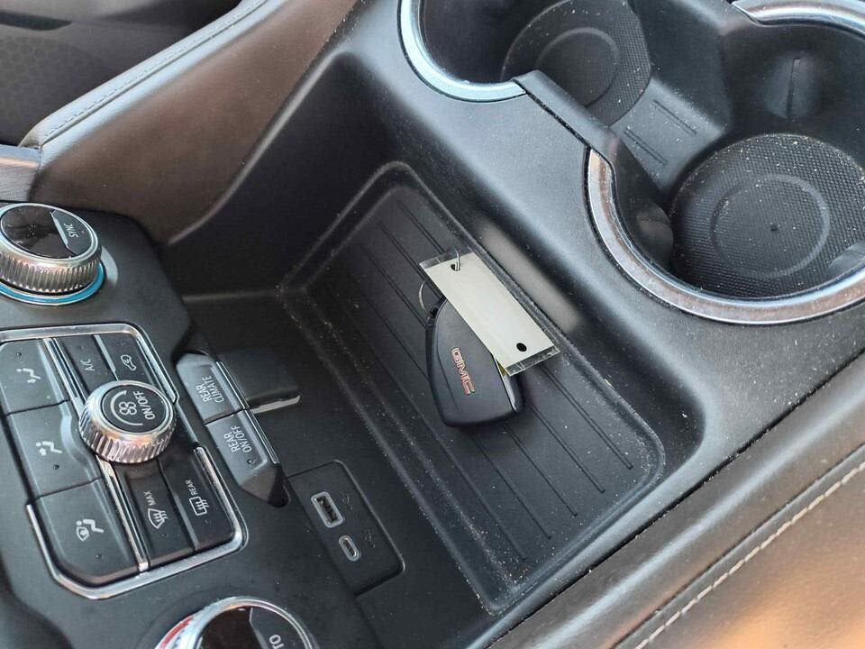 جيمسي يوكن 2022
فول بدون فتحه سقف 
ماشيه 49الف محرك المرغوب 5300
رقم بغداد 
الايرباكات  سليمه داخل قرميدي 
بدون ضربه بالشاصي الحادث موضح بالصور 
البيع بدون تصليح 
مكاني بغداد زيونه 
*********** 
***********
