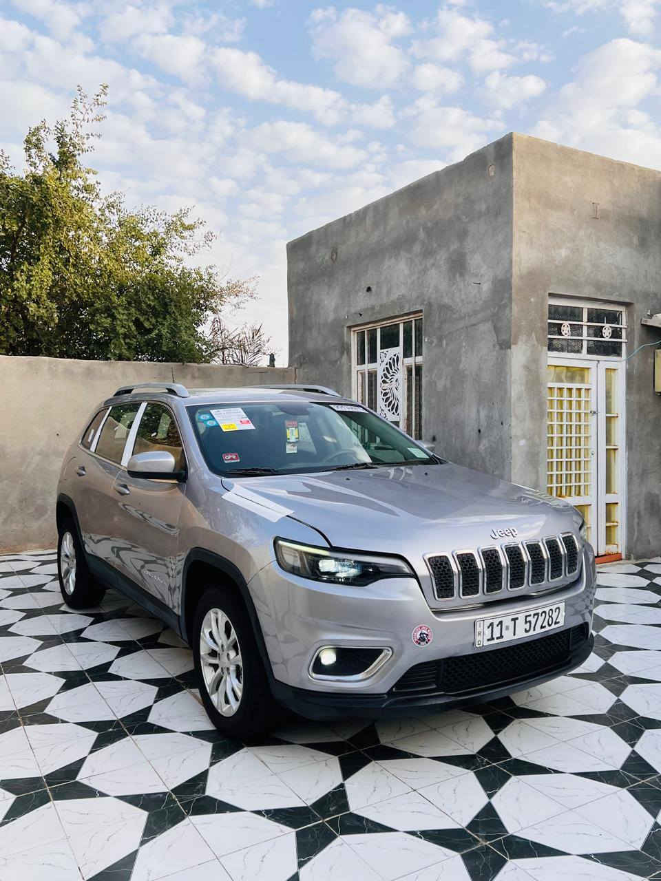 السلام عليكم ورحمة الله وبركاته.                             جيب بزون 2019 بغداد حره بسمي 
وارد امريكي حادث بنيد وجاملغ صبغ فقط صوره الحادث بل منشور باقي كفاله عام سياره جديده استخدام شخصي ماشيه 40 الف بوضع شركه بعده  مكينه  4 سلندر  مامفتوح موصفات حلوه نص فول السعر 129 وبيه مجال الشراي يتصل وبيه خير ويدلل 
مكاني ناصريه مركز                                                   اللاًستفسار اتصل. ***********
