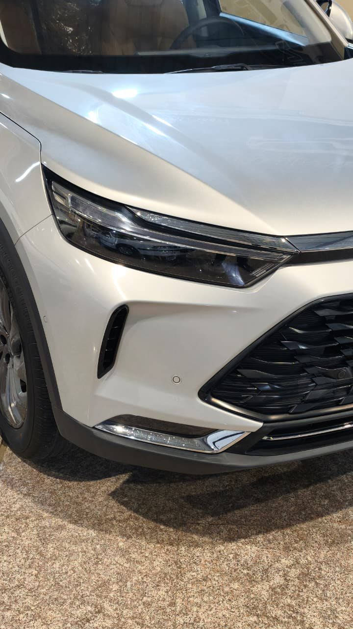 🏎️ أداء ياباني وألماني موثوق:
المحرك: 1.5 لتر تيربو من MITSUBISHI (قوة 185 حصان).

ناقل الحركة: 7 سرعات من شركة AISIN اليابانية.

نظام التعليق: من شركة BOSCH الألمانية لثبات لا يضاهى.

ضمان حقيقي: 6 سنوات على المحرك وناقل الحركة (القير).

🛡️ أمان ومتانة بتقنيات عالمية:

هيكل صلب بنسبة فولاذ 70% (بتقنيات Mercedes-Benz).

رادار تفاعلي، تحديد مسار، ومثبت سرعة ذكي.

نظام كاميرات 360° مع داش كام (تسجيل رحلات) مثبت مسبقاً.

تحذير النقاط العمياء، مانع انزلاق، وتنبيه تصادم.

👑 رفاهية الدرجة الأولى:

داخلية جلد فاخرة مع مقاعد بتهوية وتدفئة (وتدفئة للمقود).

كرسي سائق كهربائي مع ذاكرة لوضعيات القيادة.

إضاءة محيطية (Ambient Light) ساحرة + إضاءات ترحيبية.

صندوق خلفي كهربائي، وسايد بريك كهربائي مع Auto Hold.
***********

