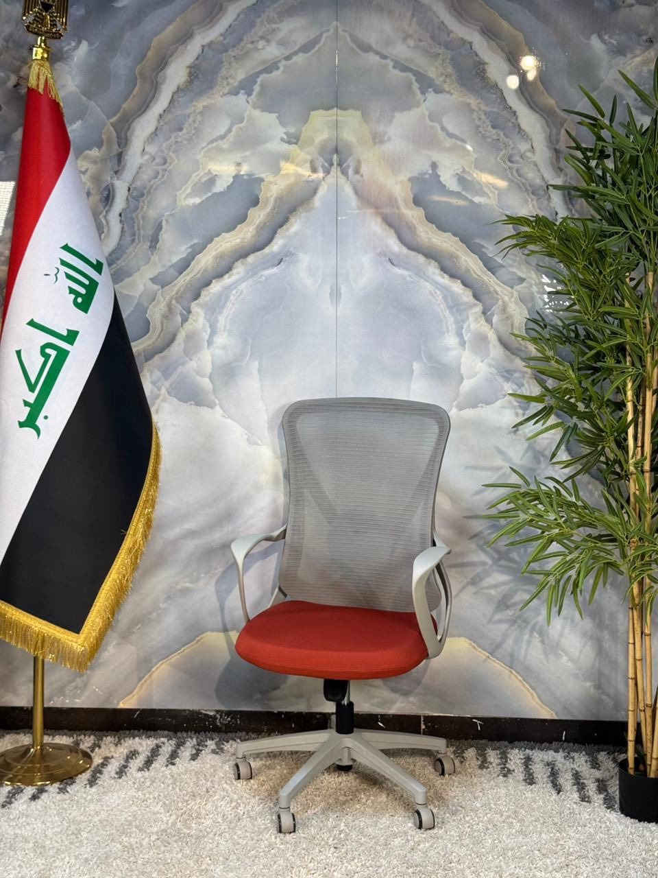 كرسي مكتبي استعمال قليل بحالة جداً جيدة، الجك و الدورات و مسند الضهر كله تمام  و بي ضمان اكثر من 2 سنوات صيانة مجاني من الشركة عندي الوصل.
مكاني بغداد/ حي اور قرب سنتر حي اور

 و رايده  بـ 130،000 اشتري و راسك بارد ضمان اكثر من 2 سنوات باقيله و مجاني، الوصل موجود.

للتواصل ***********
