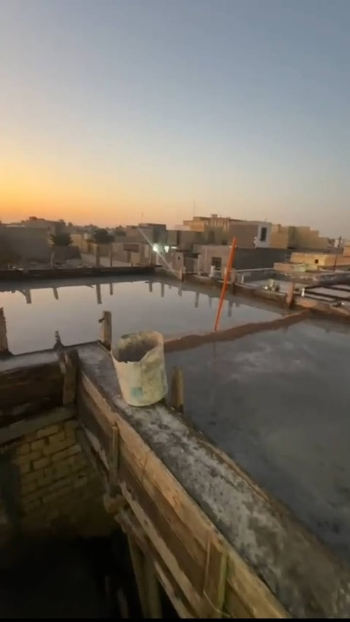 السلام عليكم بيت حي الجامعه بناء جديد مساحة 130سند 25 قرار محكمه بتكون من صاله ومطبخ وبراني ومجمع صحيات عدد ثنين وغرفه مكلف بنشر تصال على رقم ***********
