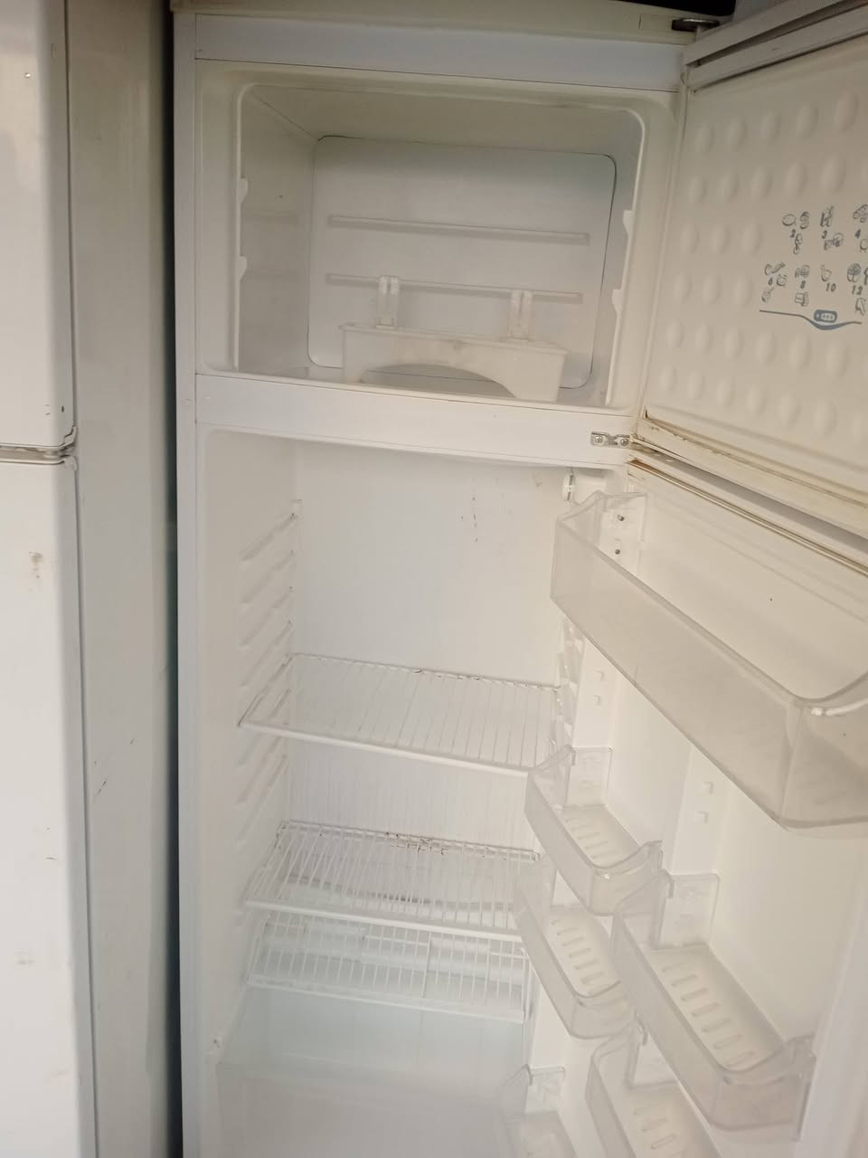 ثلاجة للبيع ***********.....***********
