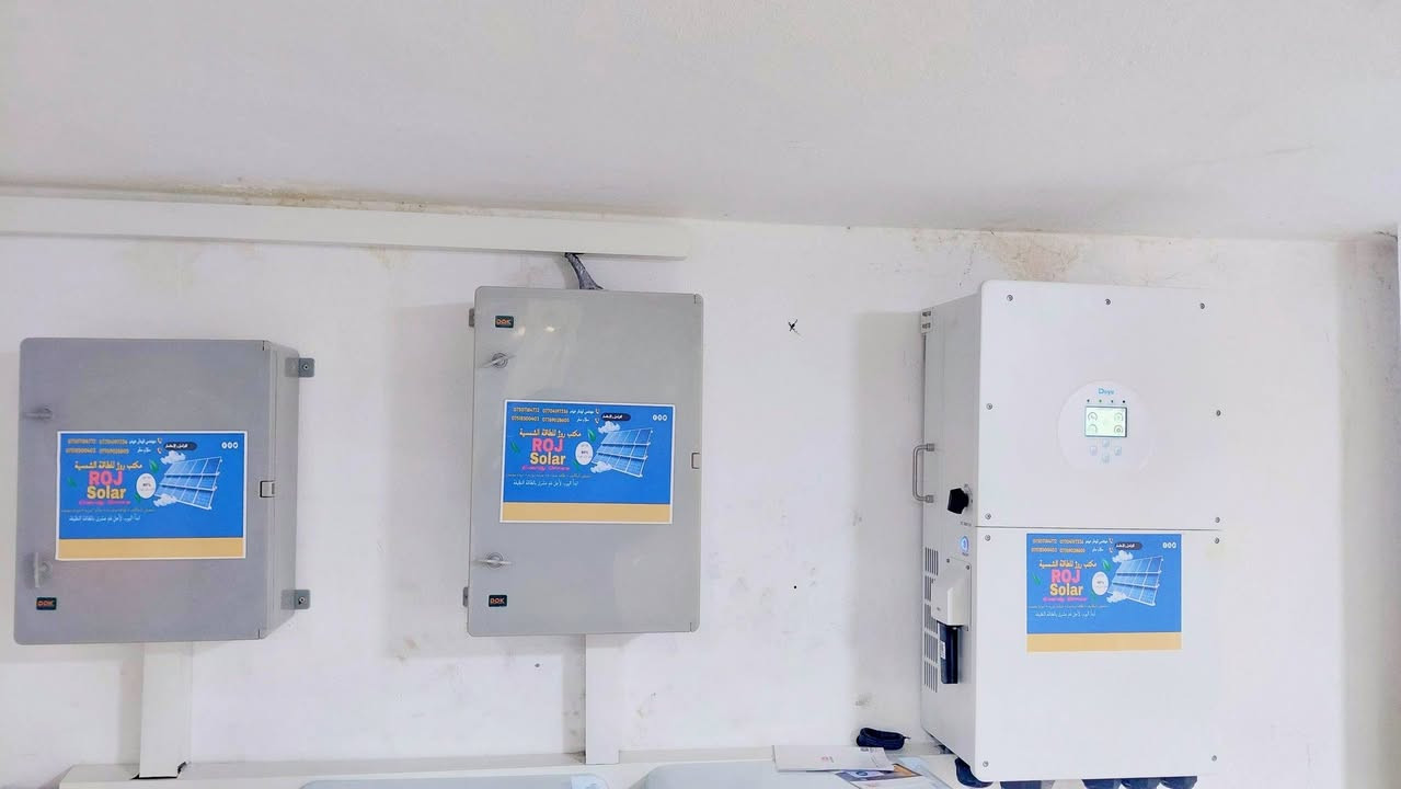 ⚡🌞 روژ للطاقة الشمسية… عندما تتحول العمارات إلى طاقة مستقلة 
السبت 17_1_2026
في خطوة جديدة تؤكد ريادته في مجال الطاقة المتجددة، يعلن مكتب روژ للطاقة الشمسية عن إنجاز مشروع نوعي في أربيل – عينكاوه، تمثّل بتحويل عمارة بشار أبو تيم المكوّنة من 4 طوابق مع مصعد إلى منظومة طاقة شمسية متكاملة تعمل على مدار الساعة، مع استغناء تام عن المولدات الكهربائية.
هذا المشروع لم يكن مجرد تركيب منظومة، بل حل ذكي ومستدام يضمن كهرباء مستقرة، هدوءًا تامًا، وتوفيرًا حقيقيًا في التكاليف، مع نظام تحكم ومراقبة كامل عن بُعد وفق أحدث التقنيات العالمية.
🚀 ماذا قدمت روژ في هذا المشروع؟ 
🔹 ألواح شمسية عالية الكفاءة 650 واط × 27 بضمان 15 سنة
🔹 بطاريات ليثيوم Huawei بسعة إجمالية 30 كيلواط، 10,000 دورة شحن، ضمان 5 سنوات
🔹 إنفرتر Deye العالمي بقدرة 18,000 واط مع أداء ثابت واعتمادية عالية
⚡ تشغيل فعلي ومستقر:
نهارًا حتى 60 أمبير
ليلًا حتى 30 أمبير ✔️ تشغيل المصعد وكافة الأحمال بثقة كاملة
✔️ كهرباء مستمرة بدون انقطاع
✔️ راحة، أمان، واستثمار طويل الأمد
🌍 روژ للطاقة الشمسية تضع بين يديكم حلولًا متكاملة للمنازل، العمارات، والمشاريع التجارية، مصممة خصيصًا لتناسب بيئة العراق وتحدياته الكهربائية.
📍 فروعنا: بعشيقة | شيخان | سنجار
📞 اتصل الآن واحجز استشارتك المجانية:
المهندس قيدار: *********** – ***********
سلام سلو: *********** – ***********
📲 تابعونا وشاهدوا كيف تتحول المباني إلى طاقة مستقلة مع روژ.
#روژ_للطاقة_الشمسية #حلول_ذكية #طاقة_نظيفة #بدون_مولدة #استثمار_ذكي #اربيل #عينكاوه #العراق #كهرباء_دائمة #روژ_تبدع @أبرز المعجبين #اربيل #عينكاوة #هولير
