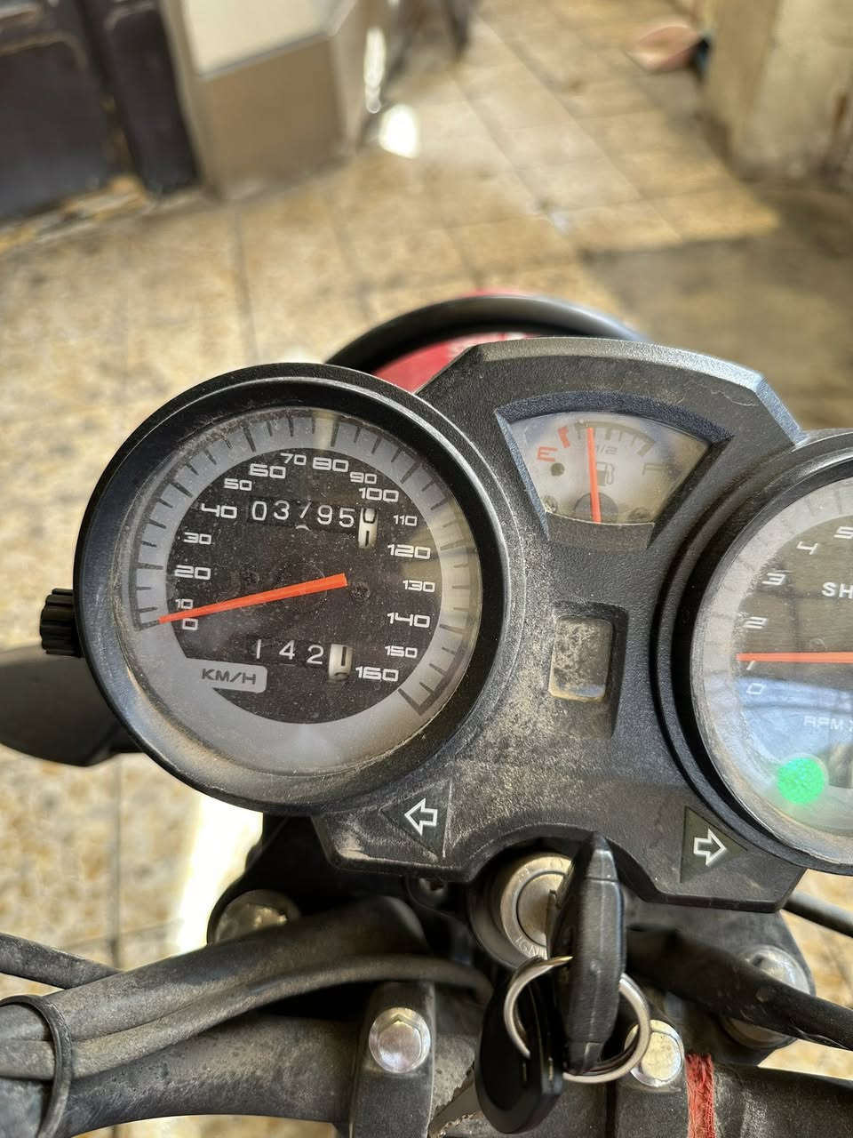 دراجة شايننك موديل ٢٣ نازلة ب٢٤ الدراجة متروكة مامشتغلة فقط كم ساعة وماشية ٣ الف فقطط 
عليها اضافات 
كلج هايدوليك 
عدسة مشتت فافون
درع احمر 
لد خلفي
صندوق
السعر ٩٥٠ الف قفلللل 
اوراق مابيها فقط مكاتبة المعمل
مكاني بغداد الكرخ الثانية تقاطع الشرطة الرابعة 
***********
