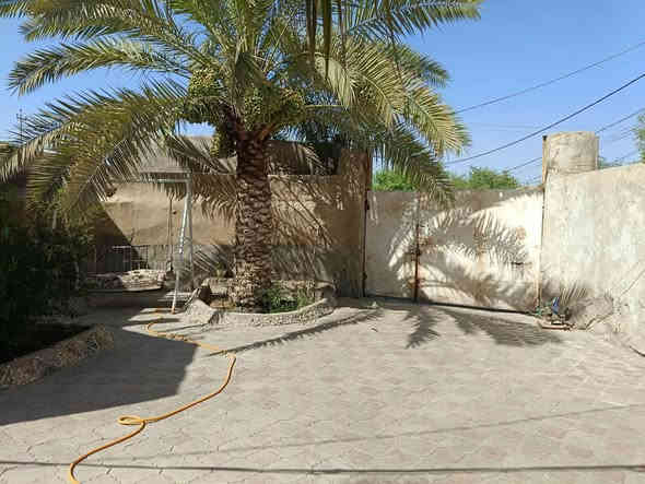 بيت 600 متر يتكون من اربع غرف نوم وصاله 9في4 وحديقه وكراج وستقبال معزول عن البيت البناء حجر تجعيب وسيراميك للبيت كله ارضيه وجدران العنوان خلف معمل الغاز الجنوبي منطقة المراشده موبايل ***********
 السعر 110 مليون وقابل لتفاوض
