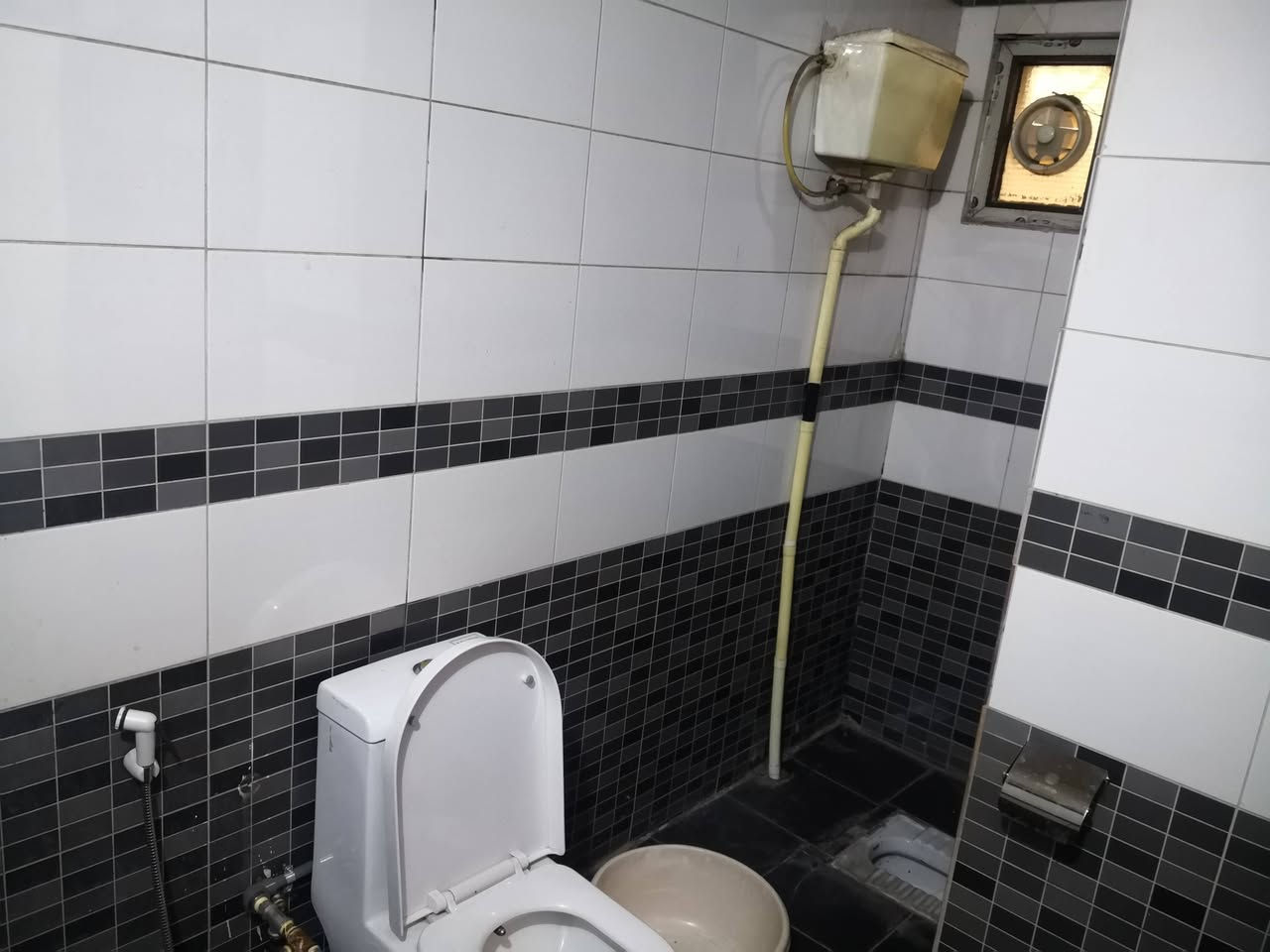 بيت للايجار في شهداء السيدية طابق ارضي على الخط السريع
مساحة 150

غرفة نوم كبيرة وصالة
واستقبال ومطبخ وخدمات
صاحب الدار
واتساب ***********
