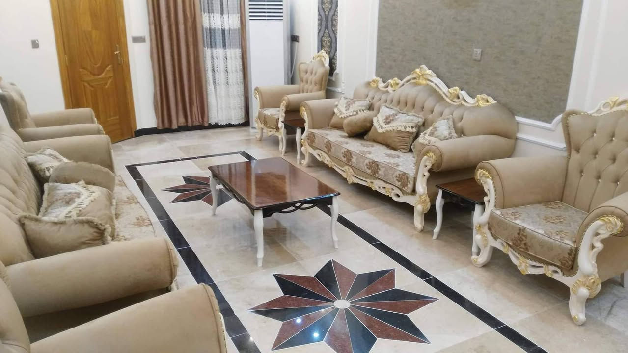 176متر للبيع 
الواجها 8متر 
موقع الشعب/حي التجار/ قرب مدرسه غمدان
يحتوي على 
استقبال ،مطبخ معزول ،5غرف نوم كبيره ،5حمامات ،كراج،حديقه 
للمعلومات أكثر مراجعه مكتب الأخوين للعقار 
***********
