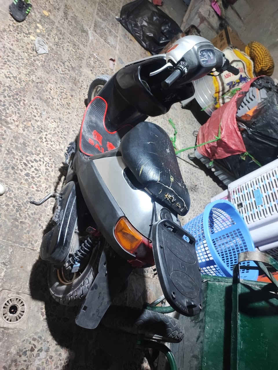 دراجه بطه خير من الله محرك مكفول برغي واحد مامفتوح كلشي شغال بس باتري يرادله تشتغل سلف دراجه كامله سعر 250وبيه مجال العنوان حي الغدير رقم الهاتف ***********
