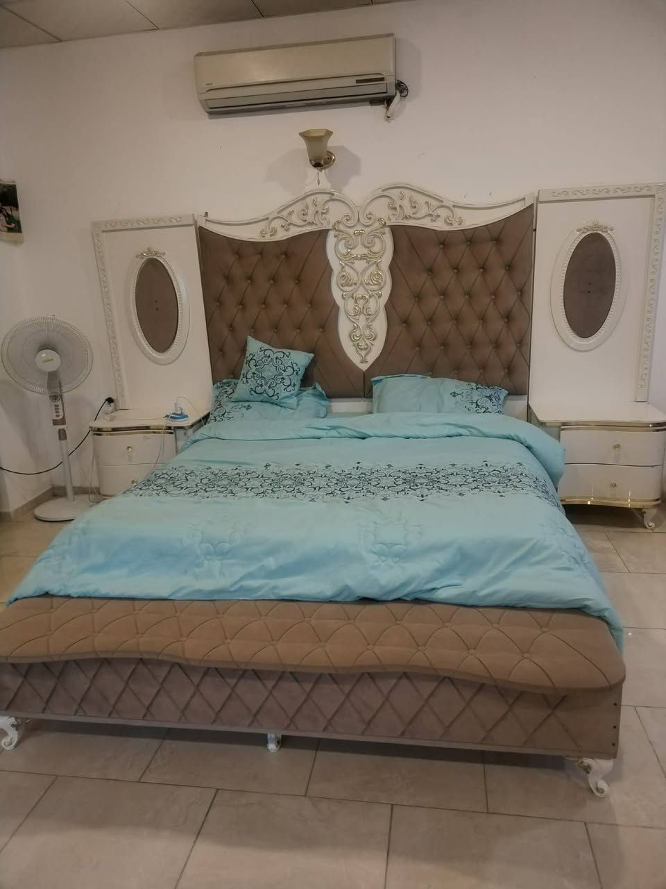 ✨ غرفة نوم إيكيا أصلية – أبيض مع دوشمة جوزي ✨

للبيع غرفة نوم ماركة IKEA أصلية 100%
استعمال خفيف ونظيفة جدًا، حالتها ممتازة وقريبة للجديدة.

🔹 اللون: أبيض أنيق ويه دوشمة جوزي (شكل راقي وعصري)
🔹 ما بيها كسور ولا خدوش
🔹 مرتّبة وجاهزة للاستخدام مباشرة

🔹 تتكوّن من:
 • سرير
. جوانب السرير
• كنتور 3 أمتار و10
 • ميز مرايه
.طابوريه 
 •مرايه قيافه
.ميز جرارات هايدروليك
.شازلون مخزن 
💰 السعر: 1,300,000 دينار
↔️ بيها مجال بسيط للجادين

🚚 التوصيل متوفر لجميع المحافظات
📍 المكان: (أربيل )

📩 للمزيد من التفاصيل أو الصور مراسلة خاص
(البيع عن طريق مندوبة – التعامل مضمون)


**إذا كنت صاحب هذا الإعلان وتريد حذفه لأي سبب، رجاءا أرسل رسالة إلى الدعم الفني**