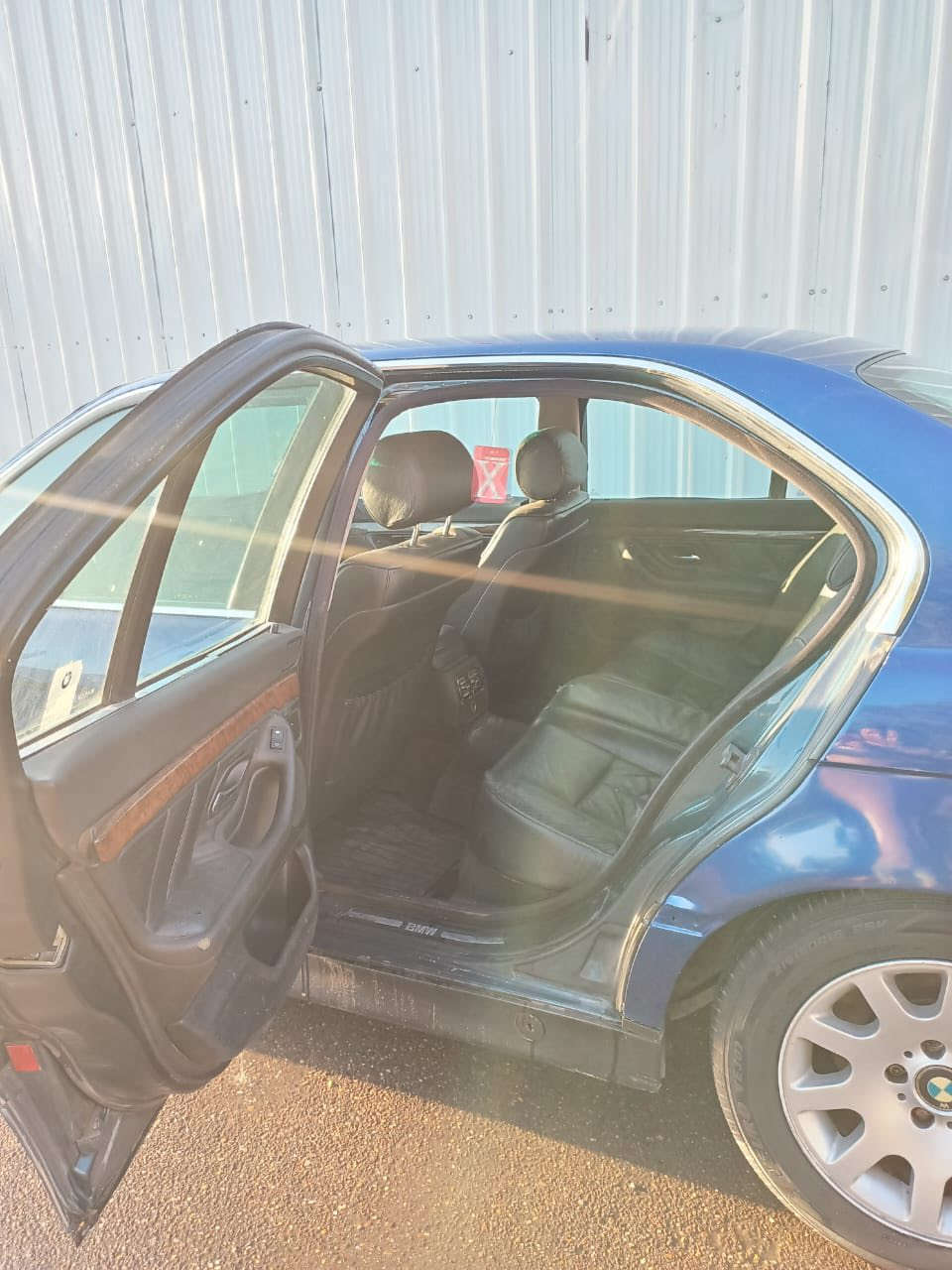 السلام عليكم
بي ام 730 موديل 1995 كاسحه
السياره مثل ما موضح بالصورة نصبتها حلوه السياره كير مكينه حداديه خير من الله 
مصبوخه عام للجماليه بدون حادث 
تبريد شغال 
غرفتها جلد والصور كدامكم 
معروضه ب75 وبيها مجال للشراي شرط التحويل 
***********
