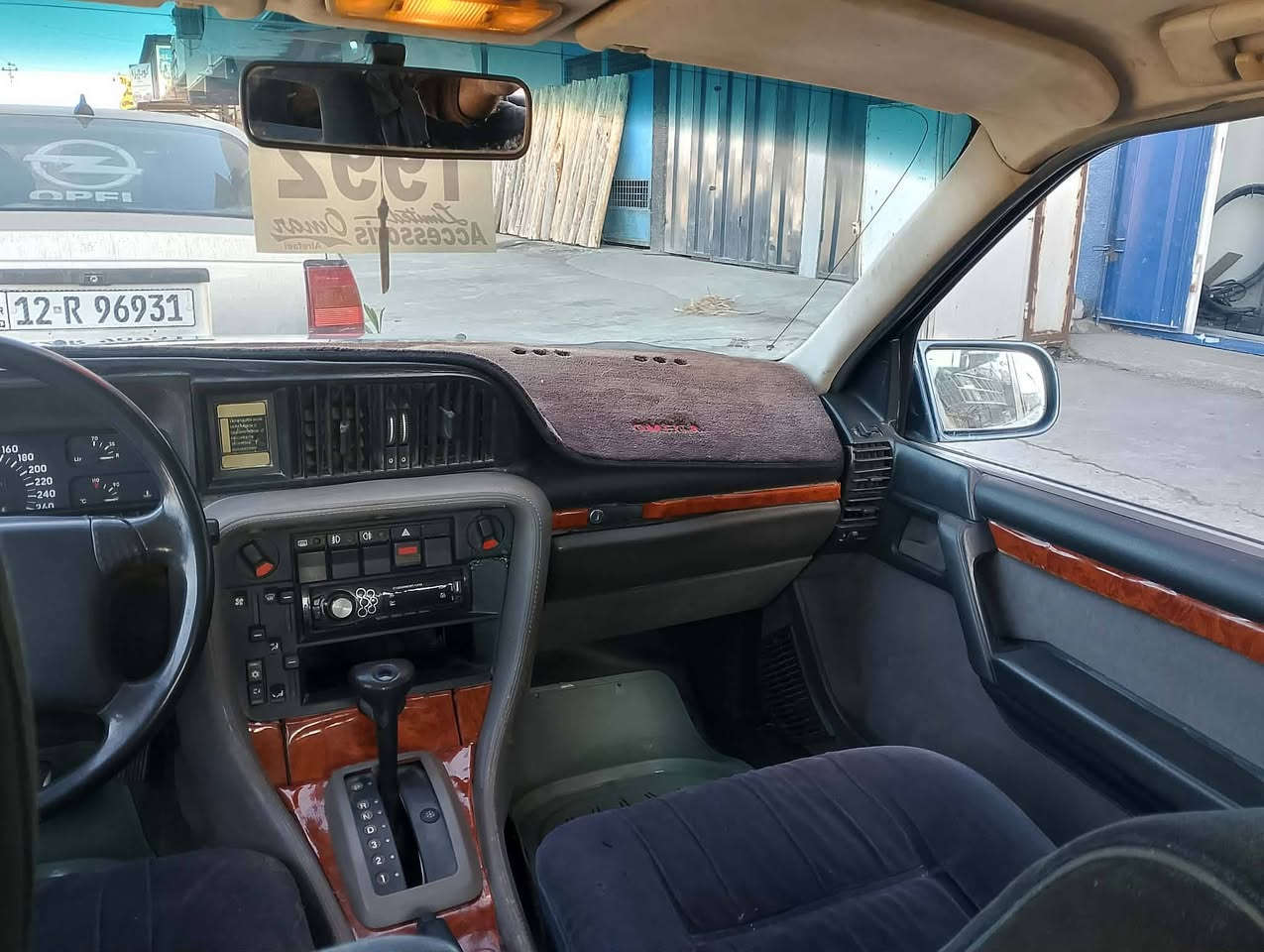 السلام عليكم اوبل سيناتور للبيع مكينه اثر نفخ كير  شرط جوم كهرب قفل مركزي طخم تايه جديد رقم انكليزي سنويه باسمي صبغ عام جماليه بدون حادث شرط اني الشرعي كابون ورقي بيهه مكان السياره موصل الايسر ،(***********)(***********)
