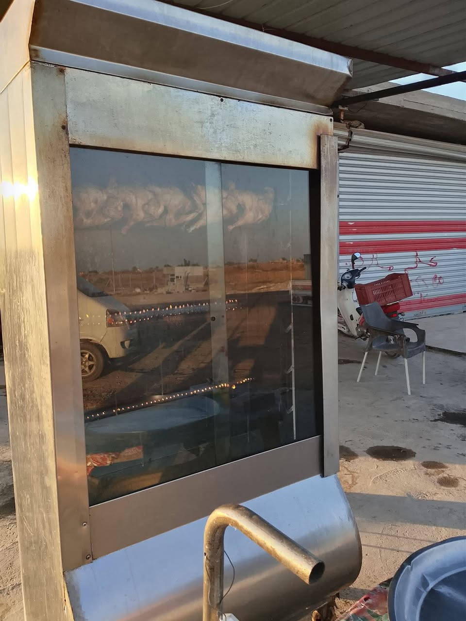 السلام عليكم ورحمة الله
شوايه دجاج للبيع مع ميز نضيفه مستخدمه شي قليل
ماطور شقال السعر 350الف وبيهه مجال 
*********** العجيليه شارع القاعدة الثاني
