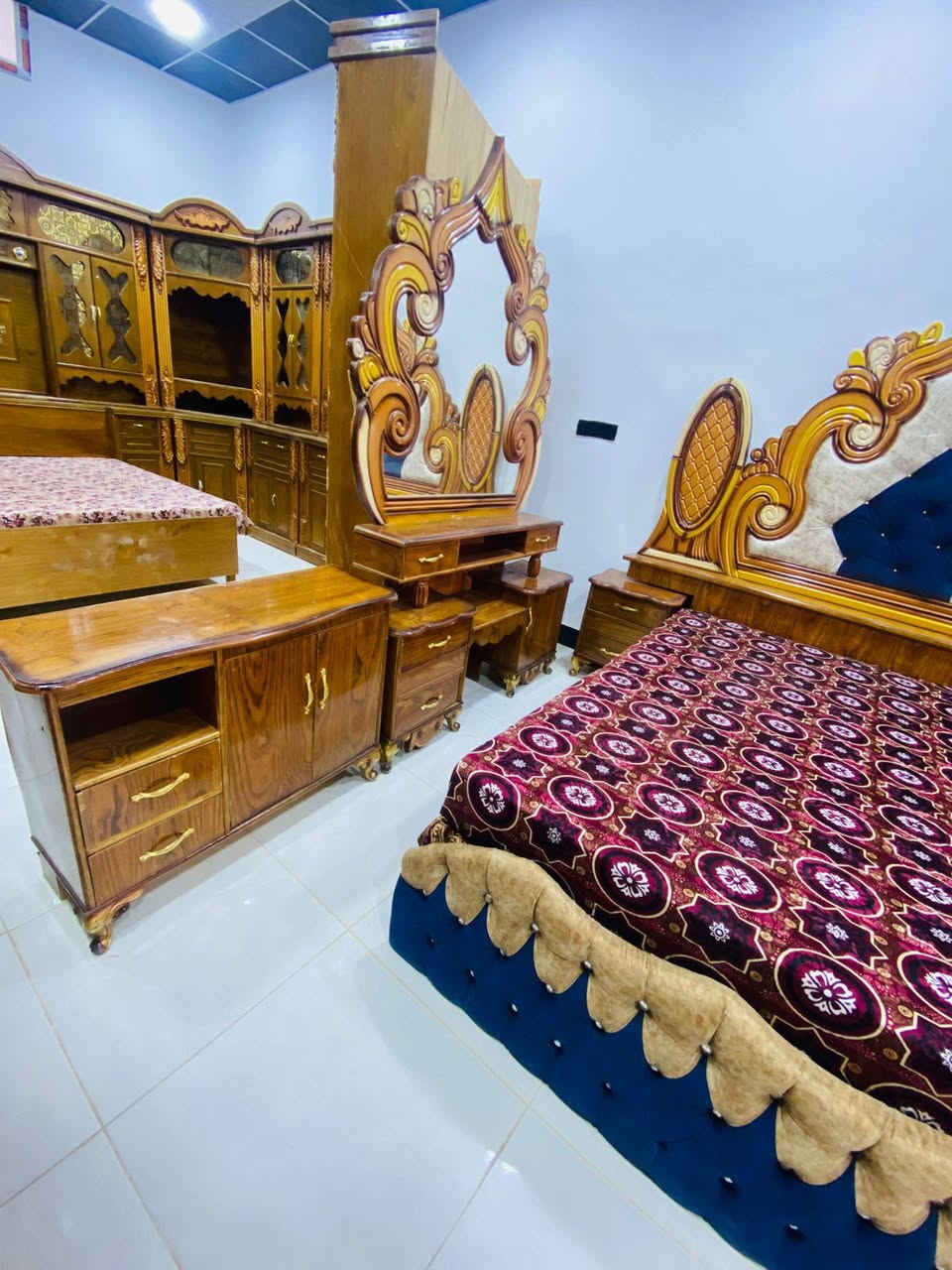 توجد غرفة نوم توج للبيع هيا ودوشكها نضيفة فول السعر 850 العنوان الرمانة الاستفسار  ***********
