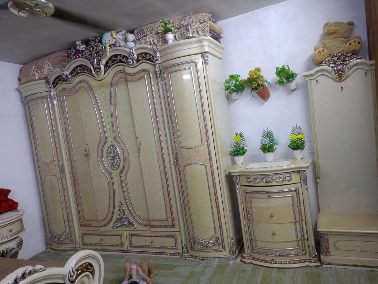 السلام عليكم غرفه نوم مصريه درجه اولا للبيع ٦ بيبان وملحق نضيفه السعر ٤٥٠ مكاني بغداد حي العامل رقمي ***********

