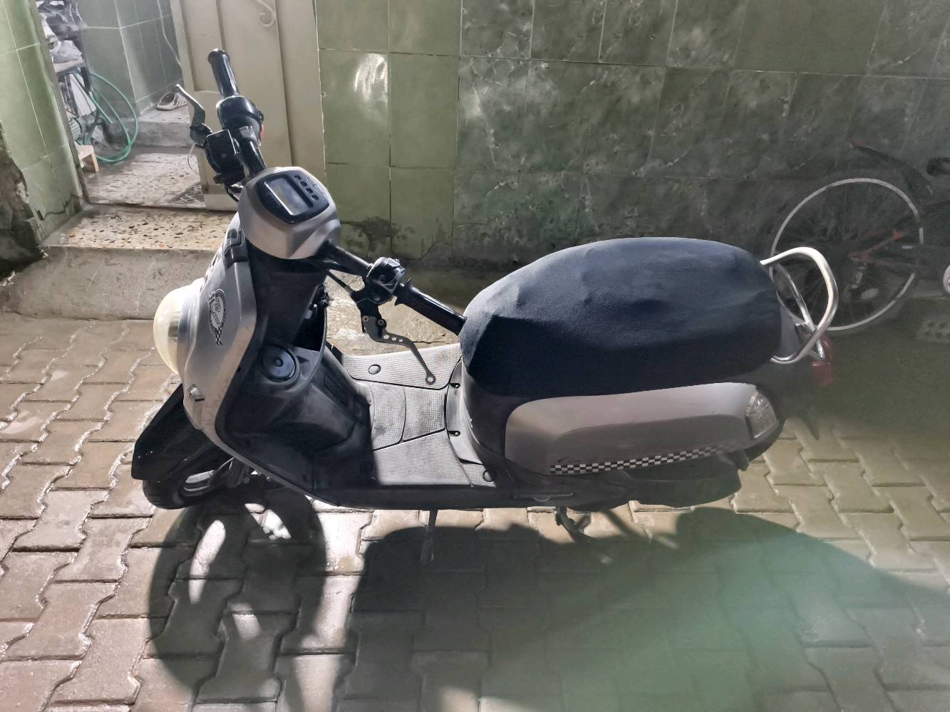 العنوان بغداد الحرية دباش 📍
السلام عليكم
الدراجه بيه نواقص مثل الدشلي مل عداد و الطوافه مل  بانزين مرات تقره ومرات متقره والدرجة مكفول انطيك ضمان لمدة يوم تفحص نكره سلف بكل وكت