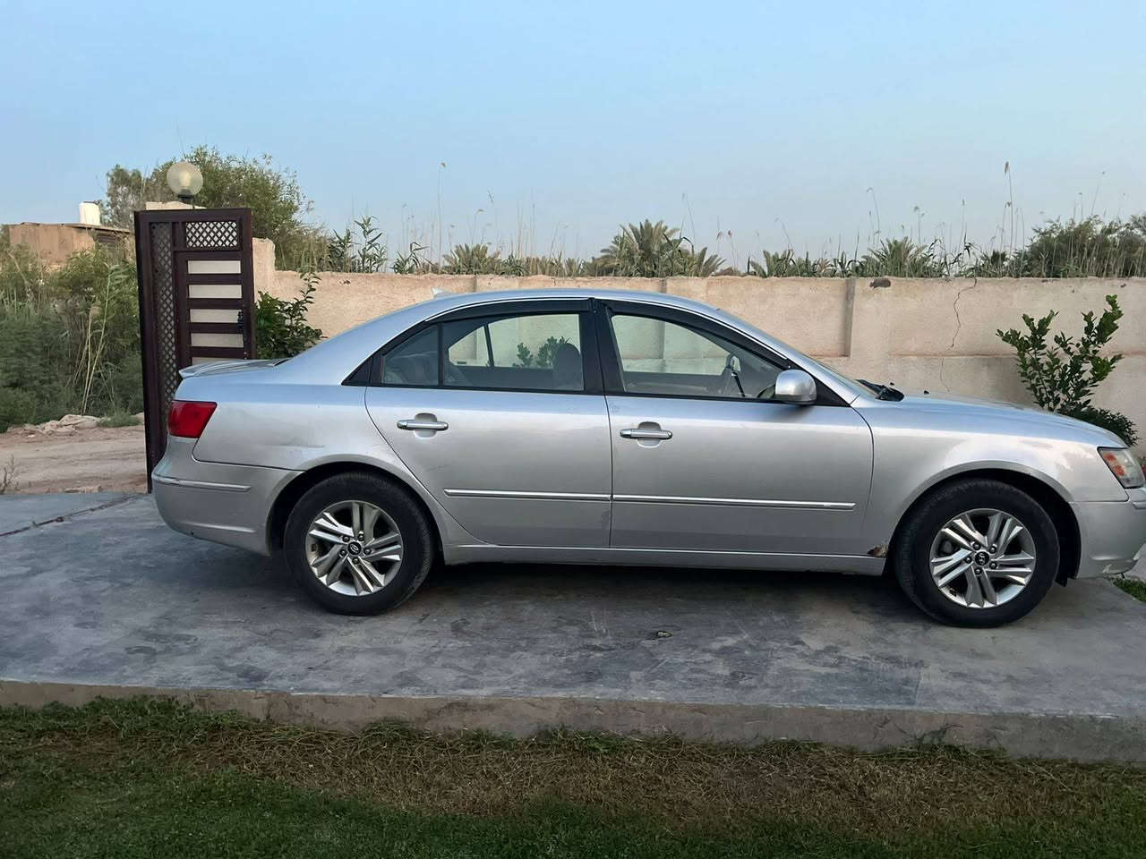 ​للبيع: هيونداي سوناتا 2009 (وارد أمريكي)
المواصفات:

​المحرك: 4 سلندر (2400cc) (اقتصادي جداً) 

​ناقل الحركة: اوتماتيك

​الحالة العامة: السيارة نظيفة جداً ومحافظ عليها، محرك وكير وتبريد بحالة ممتازة.

​

​نظام ABS، مانع انزلاق.

​تحكم ستيرن 

​مثبت سرعة (Cruise Control).

​نظام صوتي ممتاز.

​ملاحظات:

​السيارة جاهزة للمستخدم وما محتاجة أي مصاريف. مراب صدرها ع ايدي  قبل ايام بدلت الها وحتى دسكات وفلنجات جدد 

​الصور المرفقة توضح نظافة السيارة من الداخل والخارج.

ضرر السيارة: بنيد مبدل اصلي امريكي وجاملغ مصبوغ 

بالعراق بيها رش صفحه السايق اثر جرااد فقط لا معجون ولاتعديل فقط رش 

​الرقم: ***********

​المكان: (بابل/المحاويل).

​السعر: (106 وبيها مجال اتصل وبيك خير وتدلل).
