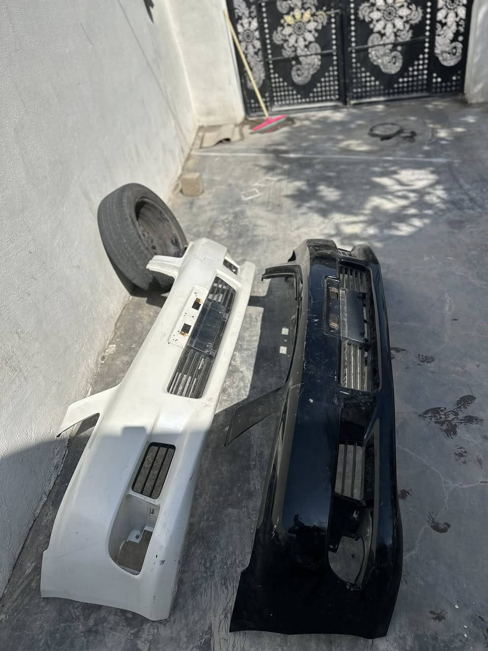 بەناوی خوای گەورە و میهرەبان
ئەم ئەشیانە بۆ فرۆشگن هەمووی شتی بەکار نەهاتوو 

1 تاقم تایەی سپۆرت دوو سایز 2024 زۆر زۆر کەم ئیشی کردووە خەتە بیلادیەکانی تیا ماوە یابانی ئەصلییە تابوقەی بیلادی خۆی لەگەڵە 

1 تاقم تایە و ویلی ڕۆیاڵ تایەی Yokohoma ویلەکانی بۆیاخ نیین و شوختیان نییە 

1 تاقم تایەو ویلی AGA ی یابانی تایە و ویلەکانی سفررن 

2 دەعامی 2007 بیلادی بێ بۆیاخ توجاری نییە 

1 تاقم ئاوێنە ئیشارات قەوس مارسیدس بێ شوخت و شکاوی 

1 حەتەر TRD بیلاد نەوتی  نوکە دەرزی نییە یەک قاچی نەشکاوە 

*********** // ***********
