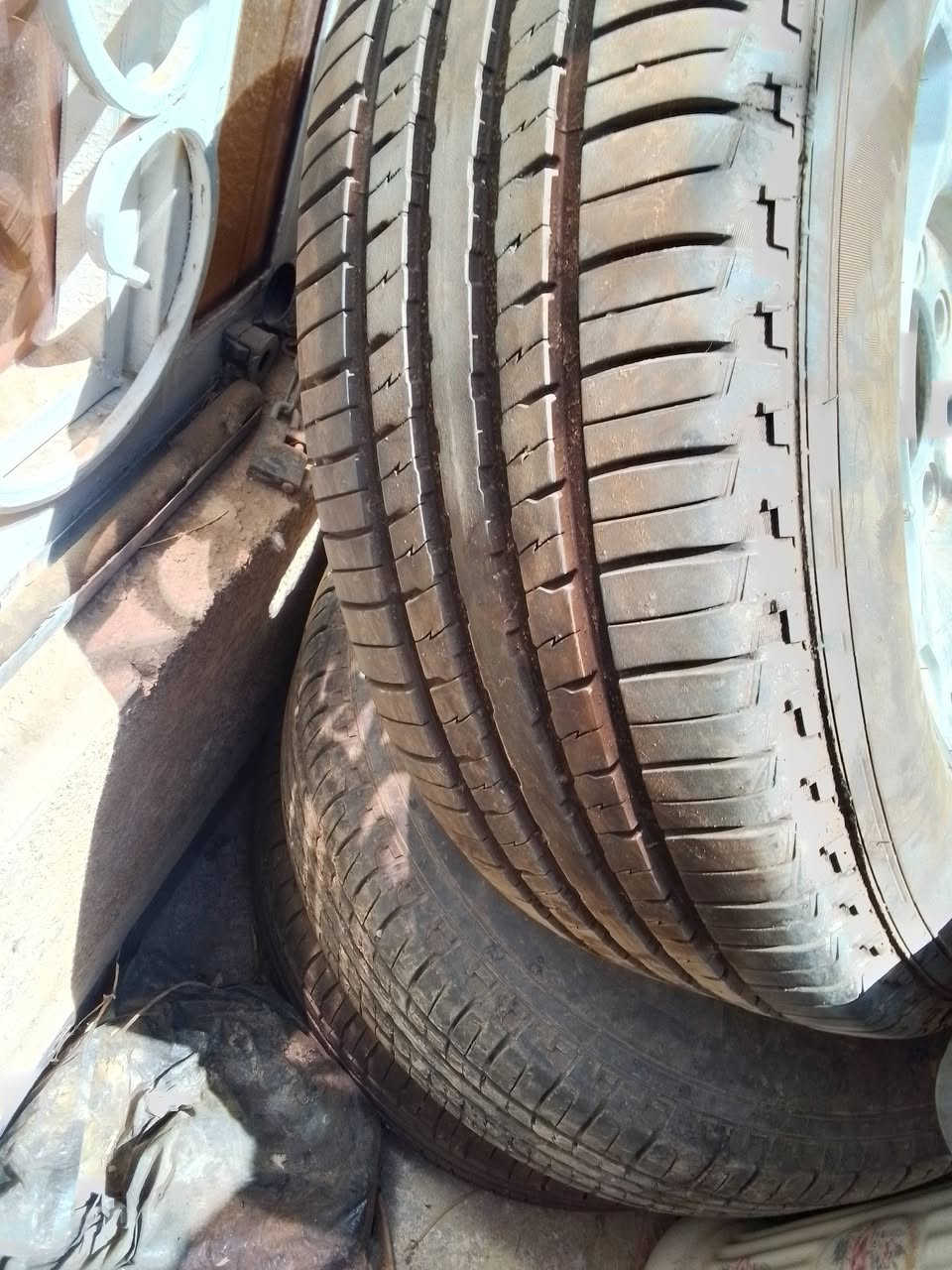 السلام عليكوم تخم وياله جديد نضافته 95  ولتيرات ابالو اسمه لتاير سنت 25 زوج جديد وزوج فوك لنص عمر السعر خاص مكاني حله مركز المدينه *********** غير متواجد ع فيس
