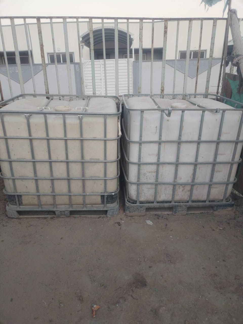 من رخصت مدير الكروب تانكيات للبيع الواحد علئ ٢٥ مكان نجف حي نداء خاص او تصال ***********
