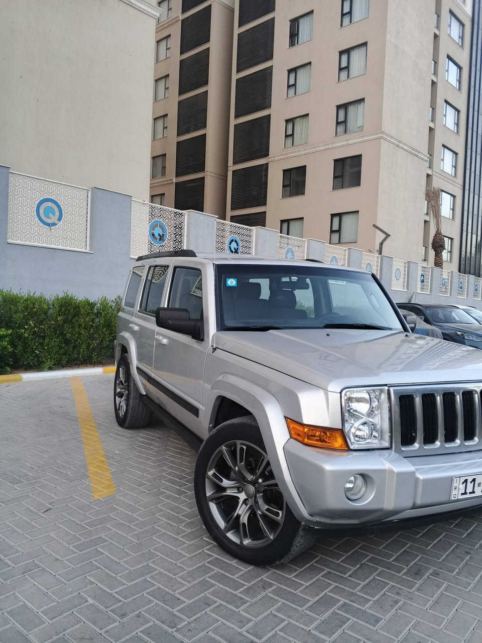 سلام عليكم للبيع جيب كومندر موديل 2008 حادثها جاملغ امامي وباب بدون دواخل بيها قطع صبغ اثر جراد ابيع احزام محرك كير جديد تبريد ثلج كرسي السايق كهرباء سبعه راكب  ويل كب ارتي رقم بغداد انكليزي هزه وسنويه جديد ابسمي  95وبيها مجال العنوان بغداد حي الجهاد او نفق الشرطة ***********
