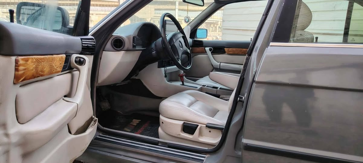 مكلف بالنشر..
السلام عليكم بي ام دبليو موديل 91
 حجم 525اصل مكينه مسكر 25 وارد ياباني كير مكينه حداديه كفاله ويل امريكي الغرفه بيضه جديده سياره جاهزه ما ناقصه غير بس غاز مال التبريد تعمير كله جديد 
رقم نجف مكان السياره نجف بيع او مراوس حسب القناعه اخوان كلشي اكو بالسوك السياره وره النظافه سياره جديده ما ناقصها شيء التواصل عل رقم ***********
