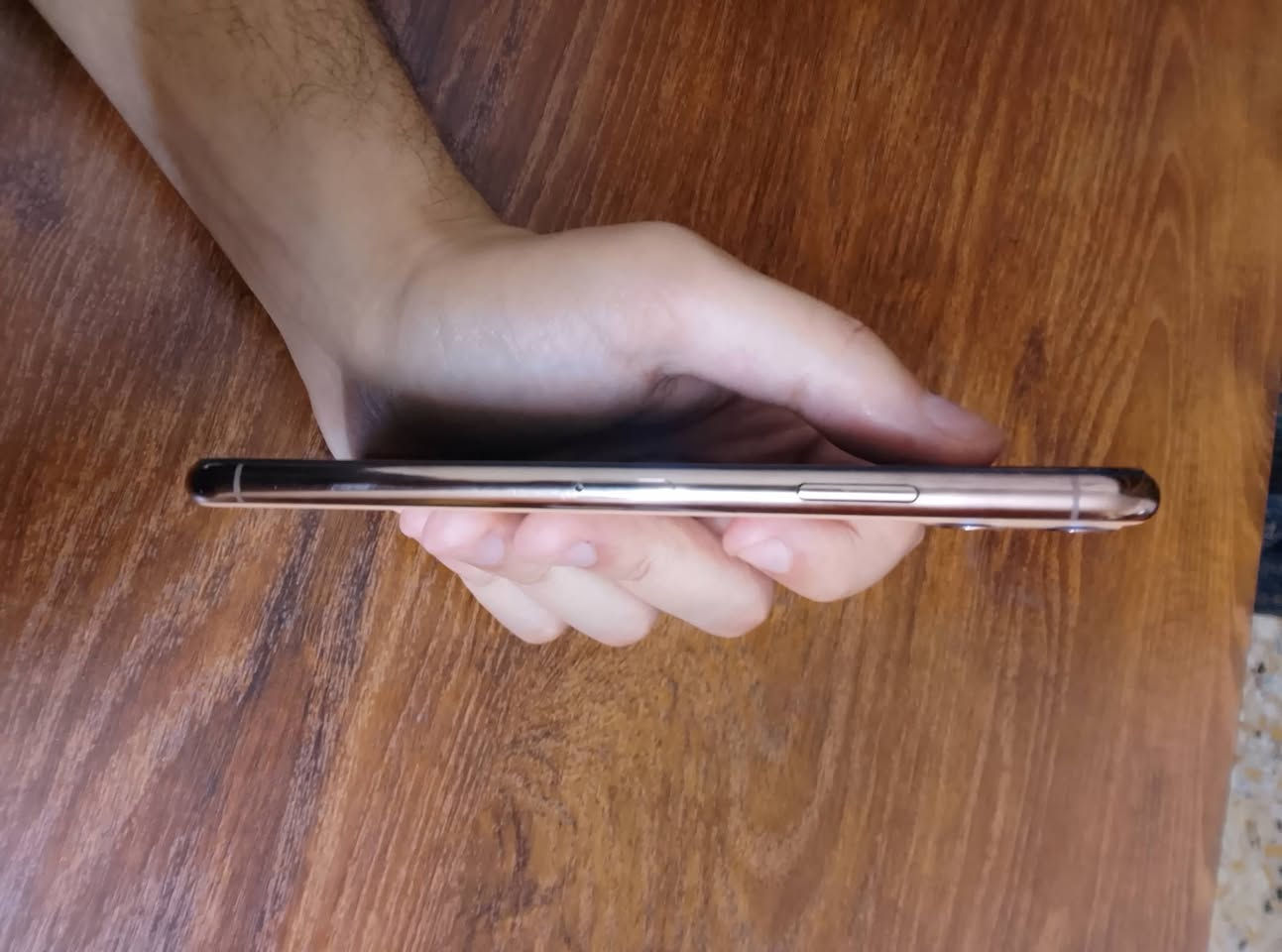 ايفون 11 برو ماكس بلادي ما مبدل بي اي شي نهائياً وما مفتوح 
فيس ايدي يشتغل كلشي مابي 
بطاريته 82 
ذاكرته 256 
بس بي خلل بالصوت الصوت مالته ناصي والجهاز مو وتر بروف هسه نفخت بي وشفته ديسرب هوة وهاهيه بس ذني الشغلتين بي 
وين ما يعجبك نروح نفحص اني وياك واذا مبدل بي اي شي تاخذه ببلاش
للبيع ب325 الف


**إذا كنت صاحب هذا الإعلان وتريد حذفه لأي سبب، رجاءا أرسل رسالة إلى الدعم الفني**
