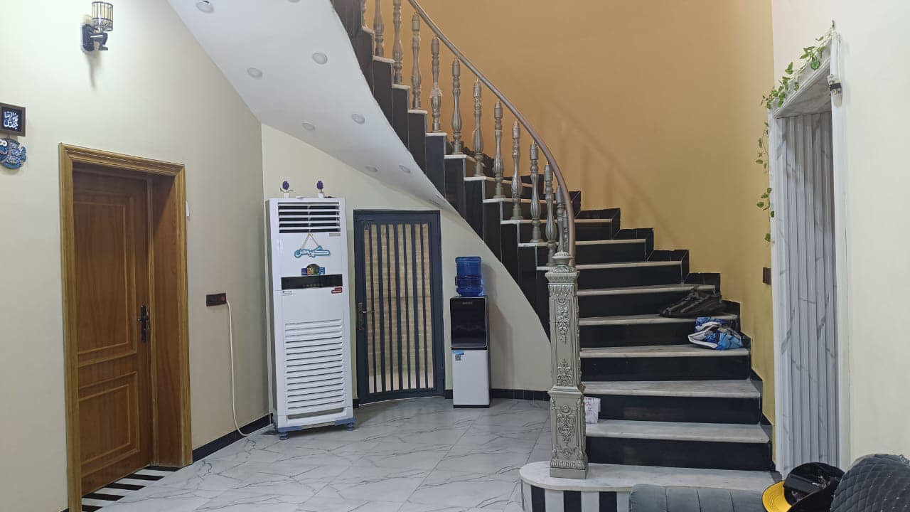 دارللبيع حي المهندسين طابوصرف طابقين غرفتين وهول وبراني ومطبخ وحمام وفوق غرفتين وهلو وحمام المساحة 200م البناء مسلح جديدالاستفسارعلى الرقم ***********420 مراجعة مكتب باسم للعقارات
