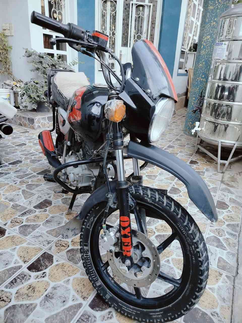 السلام عليكم
مكلف بالنشر
دراجة بوكسر للبيع موديل2020 مرقمة رقم انكليزي ديالى تحويل ثاني يوم

كاملة من كهربائيات و دبلات و محرك نشط خير من الله بس بالجديد بي خيط تبخيرة خفيف
التواصل مع صاحب الدراجة اتصال او وتساب***********
