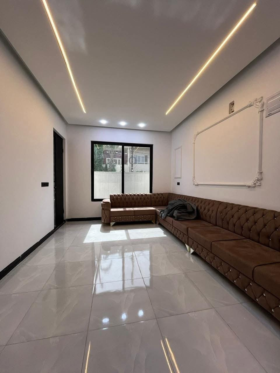 🏡 بيت للبيع في حي الإخاء
#مكتب_ارض_الملوك
📐 المساحة: 150 متر
📏 الواجهة: 7.5 متر
🏠 البناء: حديث (زيرو)، طابقين
📄 السند: طابو زهور
✅ شرط التحويل متوفر

📍 الموقع: قريب من جميع الخدمات، شارع مُبلّط.

🔹 تفاصيل البيت:

الطابق الأرضي:

كراج

هول

استقبال

مطبخ

صحيات

غرفتا نوم

مناور

الطابق الثاني:

3 غرف نوم

صحيات

هول

بيتونة

سطح

📞 للاستفسار: اكتب (تم) أو الاتصال على الأرقام:
***********
***********

🏢 عنوان المكتب:
حي البكر، سايدين الكنيسة، مجاور معهد النجاح للبنات، عقارات أرض الملوك.

