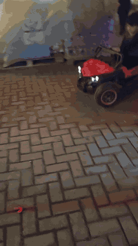 سلام عليكم سياره اطفال شحن شرط الشغل شوف العين شحن خير من الله يكفي يومين شاحنته موجودة سعره 100 للتواصل ***********
