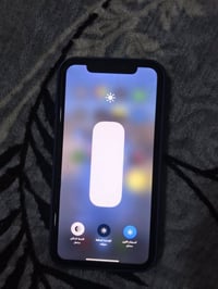 iPhone XR كلشي شغال بس الضهر مكسور                                    ...
