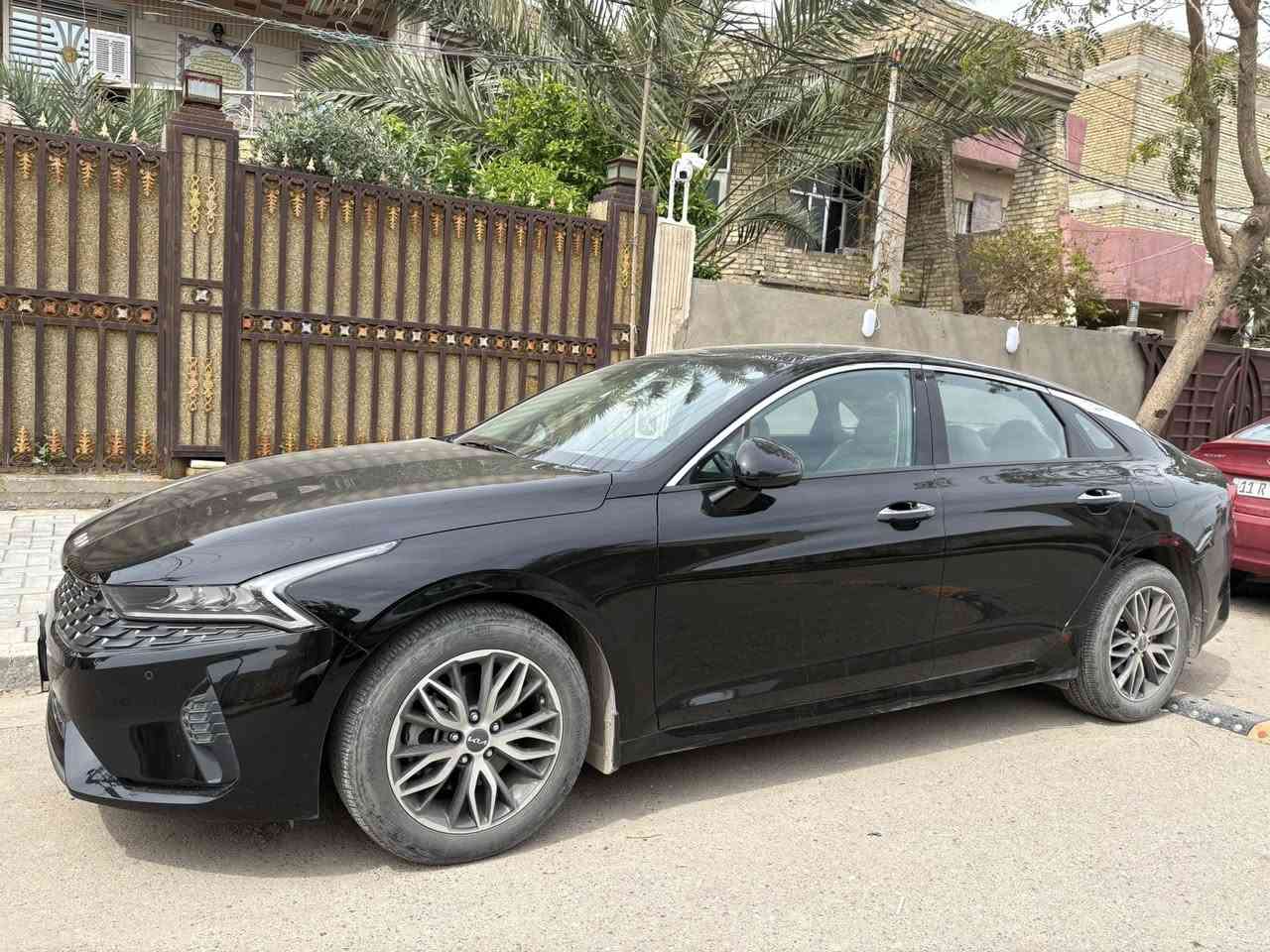 السلام عليكم 
KIA K5 V VIP خليجي للبيع
السيارة اعلى مواصفات بالخليجي موديل 2023 ماشية 31,000 كيلو متر مكينة 2500 السيارة مكفولة كفالة عامة من كل شيء وعليها تغليف حماية PPF وداتا شو وعداد ديجيتال وكامرات 360 درجة وكشنات تدفئة تبريد وباقي المواصفات معروفة مكان السيارة بغداد 
مطلوب بيها 22,000 وقابل للتفاوض 
رقم الهاتف للاستفسار: ***********
