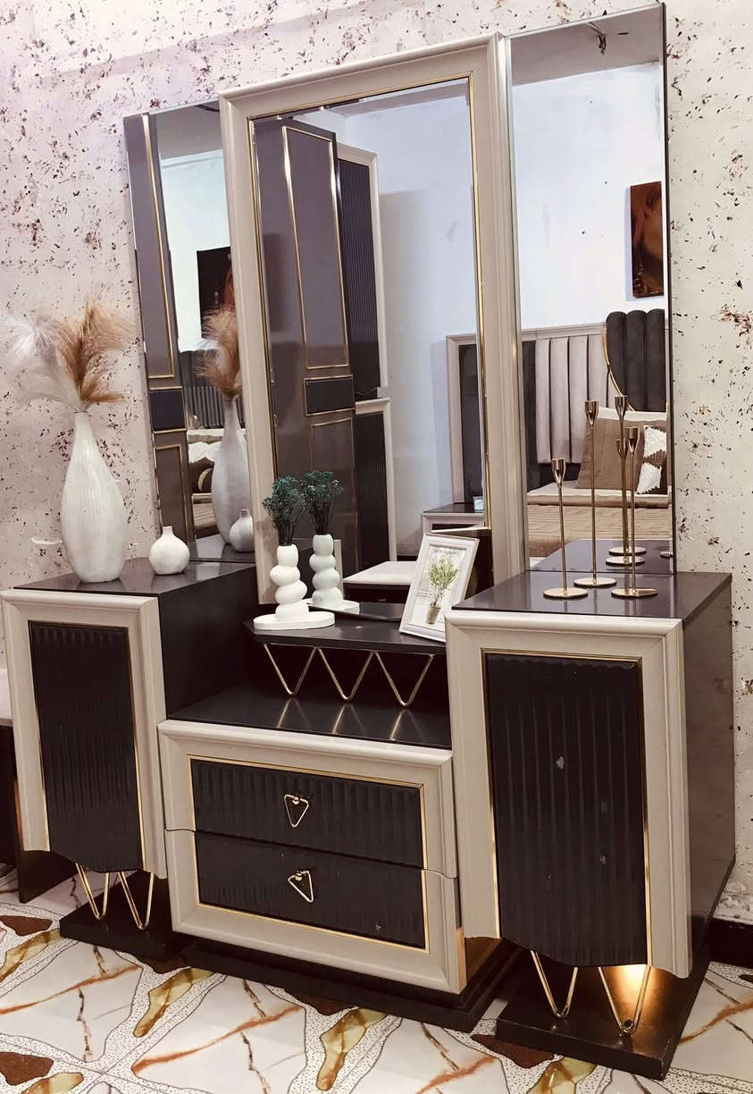 غرفه نوم تركيه نظيفه جدآ استخدام قليل ٩ قطع اناره موجوده بالكنتور وجربايه وميز مكان بغداد اي استفسار اتصل ع الرقم ***********
