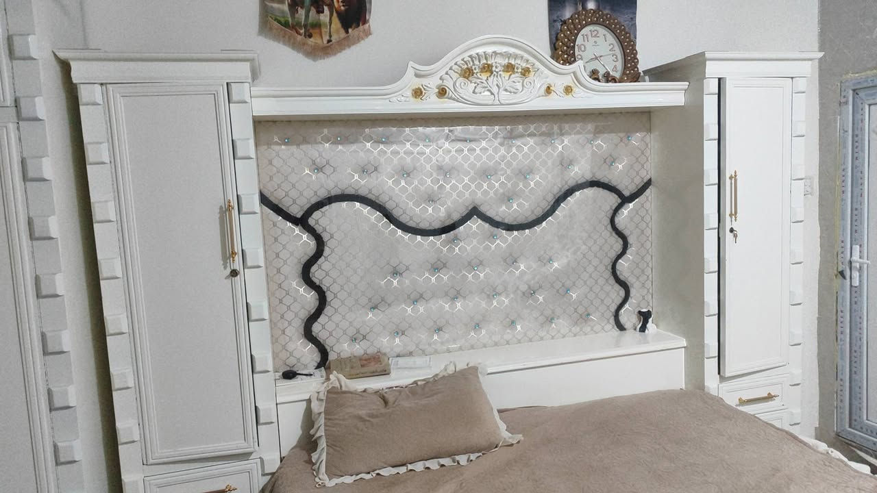 السلام عليكم غرفه تفصال لون افوايت 6بيبان مع زاويه جربايه تابوت ومرايه وميز احذيه نضيفه استعمال قليل سعرها 3500 للتواصل واتساب ***********مكاني البصره كرمة علي
