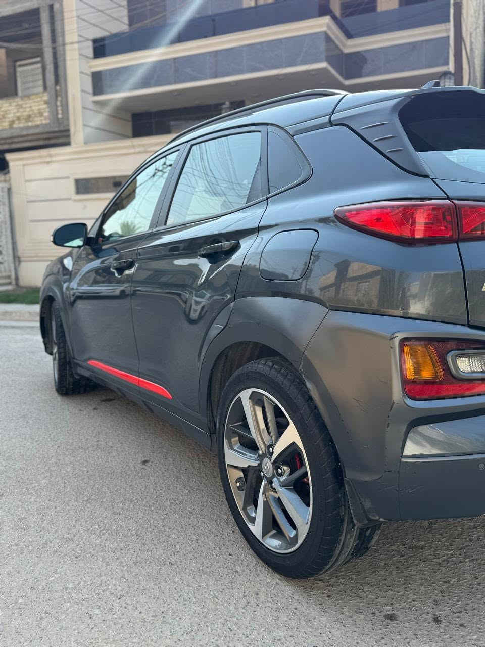 للبيع | هيونداي كونا 2021 فول مواصفات (1/1)  🚘
📍 الموقع: بغداد – الزعفرانيه

🤍 اللون:رصاصي طوخ

🚗 ماشية 61 ألف ميل، قابل للزيادة (استخدام يومي).

المواصفات:
✅ فتحة سقف
✅ بصمة تشغيل + بصمة الأبواب + بصمة الصندوق
✅ شاشة كبيرة
✅ GPS
✅ Apple CarPlay
✅ نظام صوت Infinity
✅ مقاعد جلد كهربائية
✅ تبريد وتدفئة للمقاعد
✅ وضعيات قيادة النورمال والسبورت
✅ محرك 1600 تيربو 🚀
✅ Head-Up Display (داتا شو)
✅ رادار أمامي
✅ رادارات جانبية
✅ نظام تحديد المسار
✅ مصابيح LED/Xenon أمامية وخلفية
✅ إشارات بالمرايا
✅ أضوية جانبية مع لف الستيرن

📞 للجادين فقط، التواصل على الخاص أو الاتصال.
***********-***********
سياره تحويل مباشر وكاله ما اسوي فقط تحويل مال جناي اتصل وبيك خير وتدلل
