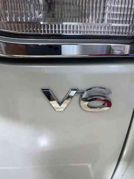 السلام عليكم لاندكروز موديل 16 السياره خير من الله ماشيه 140 السياره بلاتينيه يعني اعلى فئه بجكسار رايدها ب 460 وبيها مجال قليل رقمي ***********
