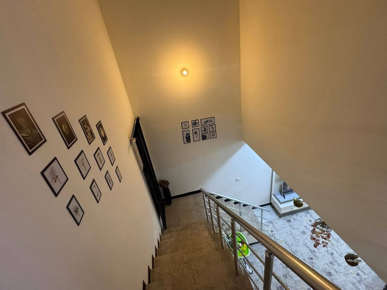 ٠٠للبيع ٠للبيع 
 دار مساحة 200م طابقين 3 غرف نوم اسويتات 
موقع ممتاز مجمع  قرية الغدير2 قرب مول هافانا 
للأستفسار اتصل ***********  مكتب الامراء
