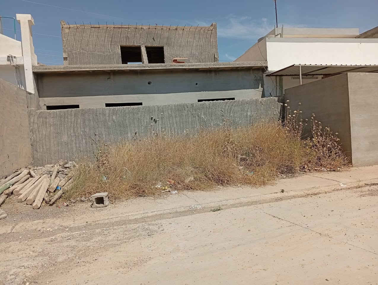 هيكل للبيع مصبوب كامل حتى ملبوخ ومسوي مجاري وكهربائيات مساحة الهيكل 300 متر على شارعين صاير مثل ما موضح بالصور موقع الهيكل قضاء الدبس حي الشهداء الثانية فرع خالد مشعان الحمداني السعر والمعاملة الاتصال على الرقم التالي ***********
