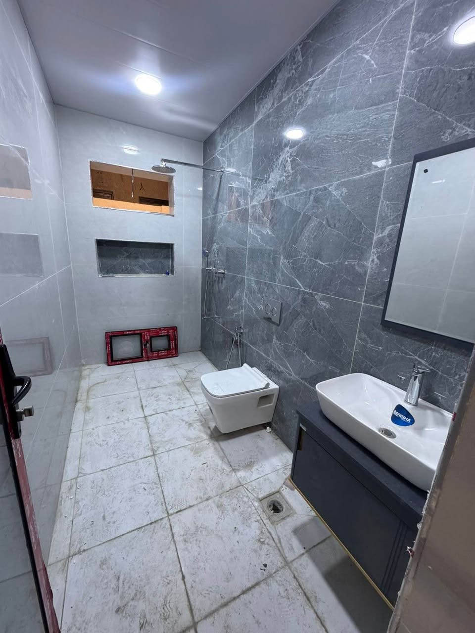 السلام عليكم

((بيت العمر ))يقع في احد ارقى مربعات حي الجهاد 

من حيث الهدوء والخدمات 

دار للبيع 120م في حي الجهاد منطقه الأساتذة 

خلف اربع شوارع مباشرهً

/علئ شارع 15متر رصيف 4متر 

الدار يحتوي على 3طوابق 

تسليم مفتاح كأمل  

مساحه 120متر

(واجهه6متر  20 متر ) 

الطابق الاول يحتوي على/كراج /صاله /مطبخ و مطبخ حار / هول داخلي كبير / شلال داخلي/ غرف نوم /  صحيات/ مناور خلفي 

الطابق  الثاني يحتوي على/ غرف نوم عدد(2سويت )مفصوله 

الطابق الثالث  يحتوي على/ غرف نوم كبيرة/ مطبخ 

صحيات/ سطح امامي 

واجهه بورسلين إسباني 

ارضيه مرمر 

سيراميك المطبخ  وحمام ألواح  هندي تصفير 

للاستفسار الأتصال 

***********

***********

((يتوفر واتساب او المراسله عبر الماسنجر)) بغداد, العراق
