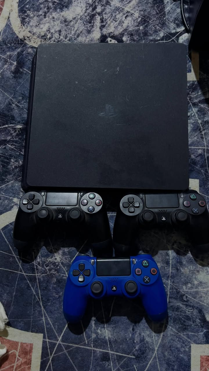 بلي 4
اونلاين 
نضيف جدا استخدام قليل كل ما موجود في الصور للبيع معه ملحقاته بغداد الشعله *********** واتساب بدون عمله قفل 300 الف
