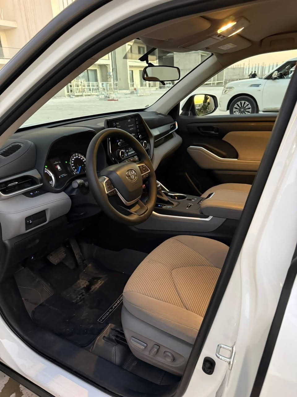 هايلندر 22 وكاله جيهان مواصفات خليجي هايبرد 
مري شفط 
كشن كهربائي 
دخول ذكي 
تدفئه كشن
ومواصفات اخرى .
رقم اربيل باسمي
هزه 2027
سنويه 2028
فول كلين ما بيها رصعه 
مكان السياره كركوك
السعر 300 $
***********
