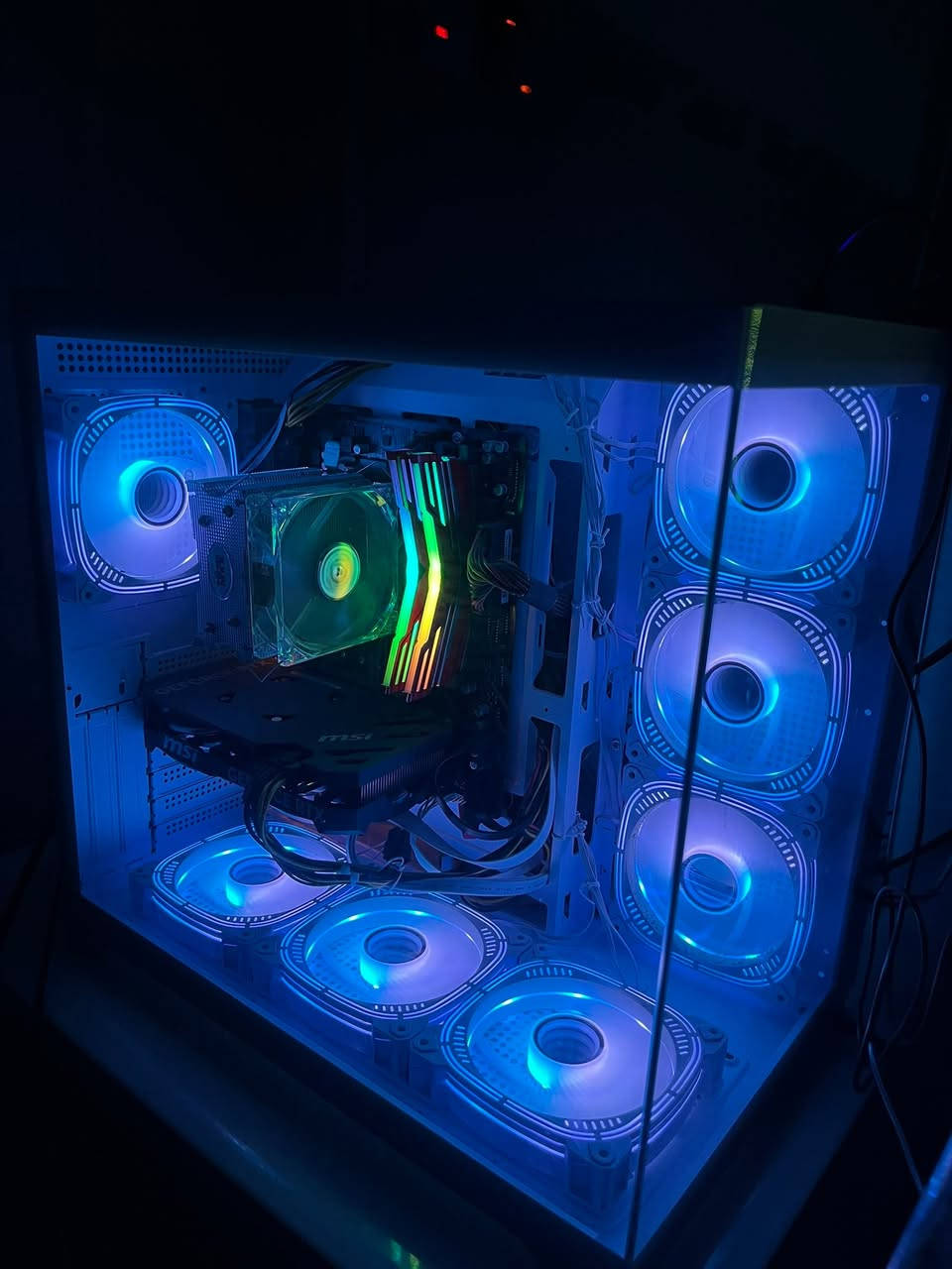 المعالج (CPU): AMD Ryzen 5 5600X (سداسي النواة - 6 Cores) بتردد 3.70 GHz.
اللوحة الأم (Motherboard): B450M DS3H.
الذاكرة العشوائية (RAM): 16.0 جيجابايت بسرعة 3600 MT/s.
بطاقة الرسومات (GPU): NVIDIA GeForce RTX 4060 بذاكرة 8 جيجابايت.
مساحة التخزين (Storage): الإجمالي 1.24 تيرا بايت
1,300,000$💸
مع الاكسسوارات


**إذا كنت صاحب هذا الإعلان وتريد حذفه لأي سبب، رجاءا أرسل رسالة إلى الدعم الفني**