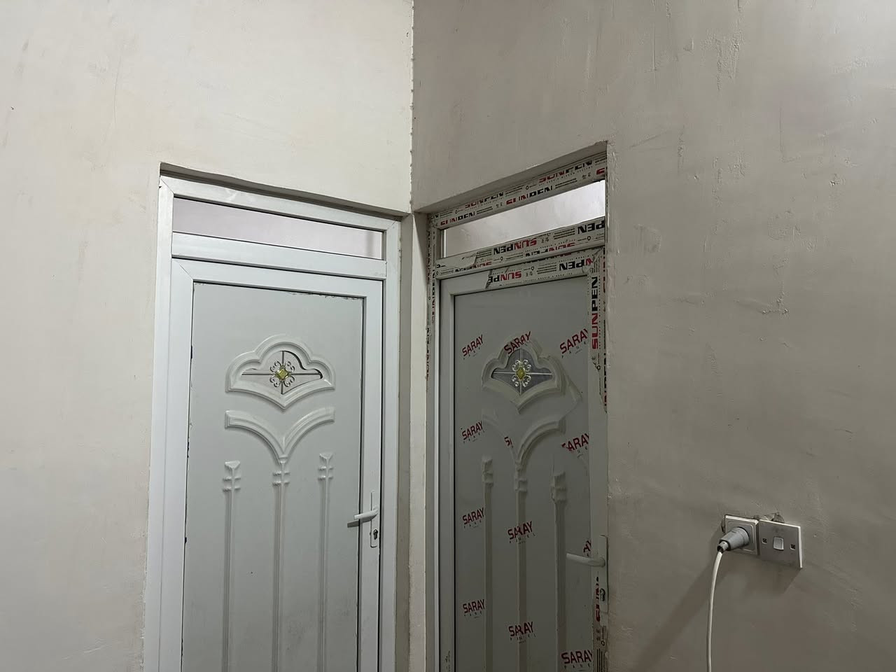 السلام عليكم يعني بلاش بسعر رمزي جداً موقعه ممتاز العلم حي الصمد
متكون من صاله ضيافه ربعه وهول وغرفتين ومطبخ ومجمع صحيات داخلي وخارجي كراج واسع حديقه واسعه مسيج مساحه 700 متر جميع الخدمات متوفره ماء كهرباء تبليط مباشر للاستفسار ***********
