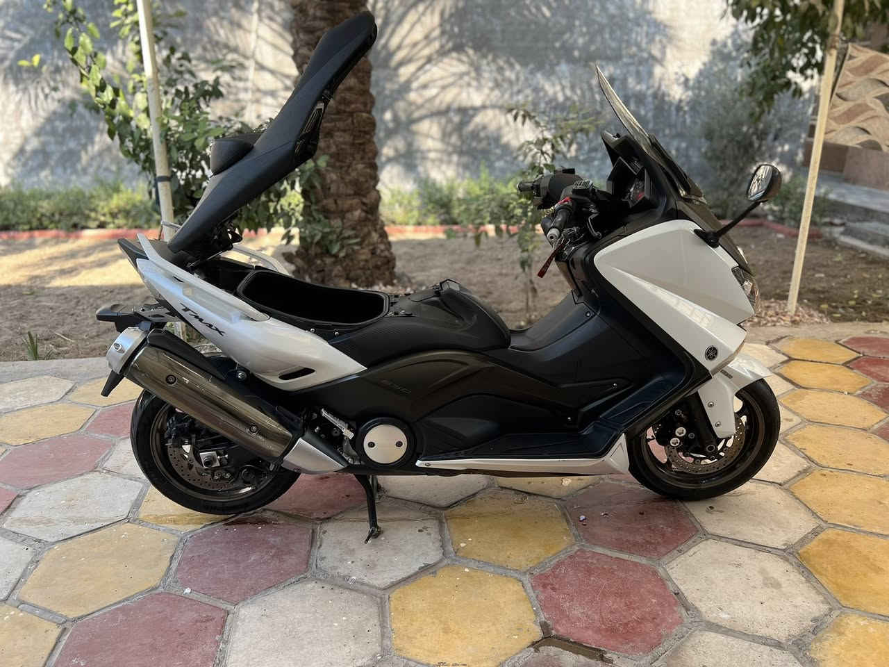 السلام عليكم T Max 2014 الدراجه. بحالة الوكاله كفاااااااله عامه. للأخير  كلها على وضع الشركه 
ماشيه ١٥ الف حقيقي. تجي وتشوف بعينك  الدراجه Abs. سكيورتي   مكاني بغداد. الشعب. ***********
