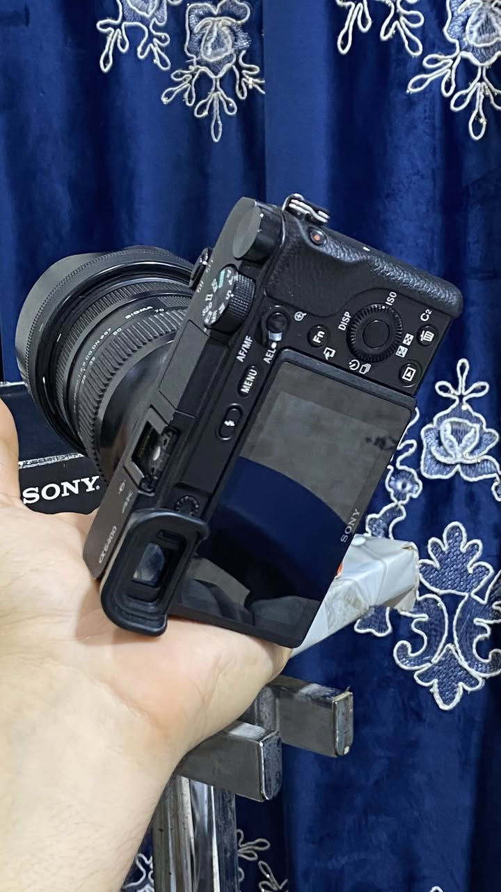 كاميرا سوني a6400 مستخدمة ونضيفة مثل ما موضحة بالصور واستخدام شخصي ابيع فقط البدي مع كارتونة وشاحن اصلي وبطاريتين  ومواصفات الكاميرا مرفق مع الصور للاستفسار ***********
