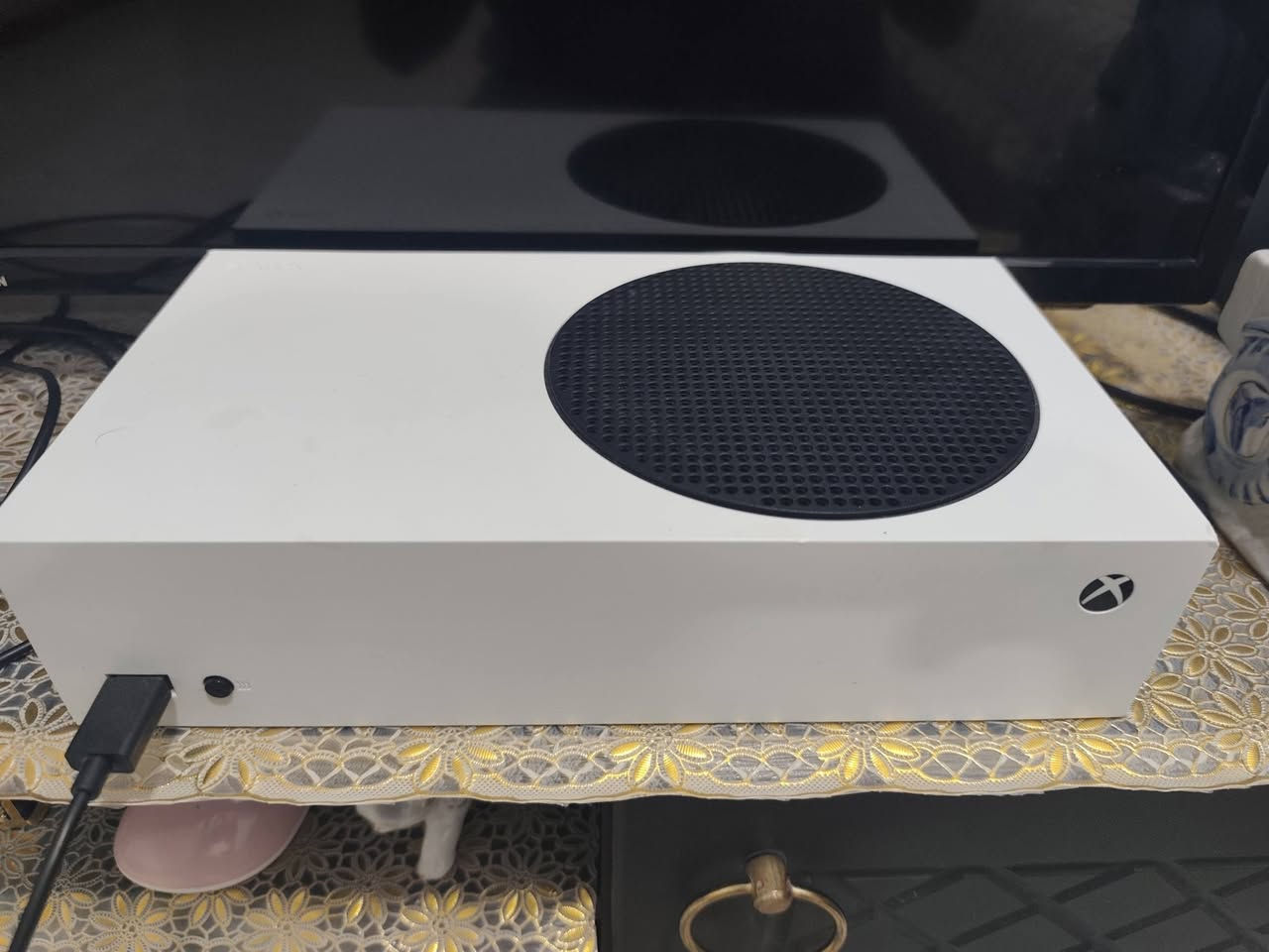 تفاصيل العرض:
🔹 جهاز Xbox Series S: إصدار سنة 2022، نظيف جداً وعلى وضع الشركة (ما مفتوح أبدًا للتصليح) وشغال 100% بدون أي مشاكل.
🔹 اشتراك Game Pass: فعال ومستمر باقيله 7 أشهر كاملة (تشتري وتلعب مباشرة).
🔹 جهاز UPS ماركة TIGER: بقوة 1300vA لحماية الجهاز واستمرار اللعب عند انقطاع الكهرباء.
🔹 يد تحكم (Controller): أصلية بيضاء بحالة ممتازة.
🔹 قاعدة تبريد وشحن: قاعدة عمودية مميزة تحتوي على مروحتين للتبريد ومنافذ لشحن يدات التحكم.
🔹 الملحقات والأوراق: كارتون الجهاز الأصلي مع الوايرات والكتيبات الخاصة به.
السعر المطلوب 530 ألف 
المكان المحمودية
 للتواصل ***********( متواجد واتساب )
