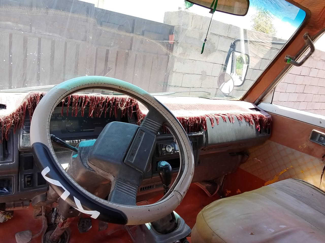السلام وعليكم كية بنكو موديل 93 رقم بغداد نكليزي بسمي تحويل مباشر  كير ومحرك واكسل حاوية حدادية وتخم تاير جديد كرهبائيات كلهة شغالة  السيارة احلى من الصورة شاصي ورقم شاصي مكفول بلادي سنوية مجددة لل28 المكان واسط العزيزية السعر  (40) وبيهة مجال رقم الهاتف (***********)
