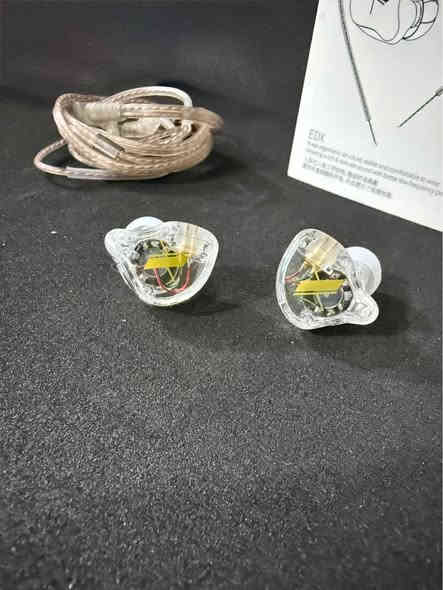 سماعات KZ EDX Pro مخصصة للألعاب 

- نوع السماعة: داخل الأذن، مع تصميم مريح (هوك للأذن) لارتداء ثابت ومريح

- المحرك الصوتي: مزودة بوحدة محرك ديناميكي واحد مقاس 10 ملم في كل سماعة، والذي يوفر صوت جهير (باس) قوي وتفاصيل صوتية غنية وواضحة

- كابل قابل للفصل: تأتي بكابل قياسي 0.75 ملم 2-Pin قابل للفصل، مما يتيح سهولة الاستبدال أو الترقية (مثل التحويل إلى سماعات لاسلكية باستخدام وحدة بلوتوث)

- عزل الضوضاء: يوفر التصميم داخل الأذن عزلًا سلبيًا فعالًا للضوضاء الخارجية (حوالي 26 ديسيبل عند ارتدائها بشكل صحيح)

السعر 15 ألف والتوصيل مجاني كل العراق 🚚

للحجز والاستفسار مراسلة الصفحة 

مراسلة او اتصال واتساب فقط *********** 📞 بغداد
