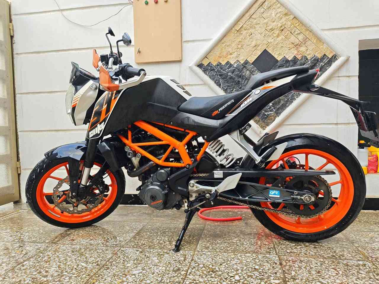 دراجه KTM Duke 390 سبورت فول مواصفات وارد يابان نازله قبل اسبوعين من بيت طارش اخت الكارتون ورقه المزاد محرك الدراجه 400 CC تبريد راديتر كير 6 نمر السرعه 200 كيلومتر نظام ABS امامي خلفي اطارات بالكارتون كفاله عامه العنوان بغداد حي القاهرة أي استفسار هاذا رقمي ***********🌺🌺
الدراجه اخذتها 25 ورقه 
ابيع 22 ورقه والشراي يدلل
